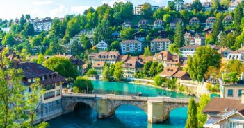 Arbeit in der Schweiz: Auswandern als Chance für Fachkräfte (Foto: Shutterstock- gowithstock)