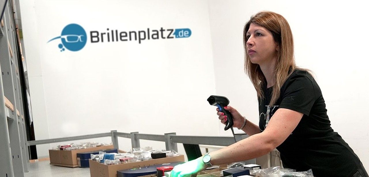 Automatisches Kleinteilelager revolutioniert Brillenplatz.de (Foto: STOROJET)