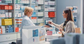 Effektiver Schutz vor Abmahnungen für Apotheken (Foto: AdobeStock - Gorodenkoff 400427216)