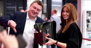 20 Fachhandwerkerinnen mobilisiert: Sandra Hunke gewinnt Messestand-Wette gegen (Foto: Stiebel Eltron GmbH & Co. KG)