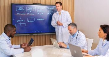 True Optical Bonding reduziert Reflexionen und steigert Whiteboard-Darstellungsqualität enorm Pyramid Computer bringt Faytech Freestyle Whiteboard erfolgreich ins (Foto: Pyramid Computer GmbH)