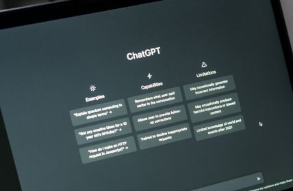 Drei Ebenen der Chatbot-Antworten: Modell, Grounding und Werbeschicht (Foto: AdobeStock - irissca - 553228015)