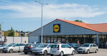 Wachsende Pkw-Zulassungen erhöhen Parkdruck und kosten Supermärkte hohen (Foto: AdobeStock -  Sheviakova - 523404407)