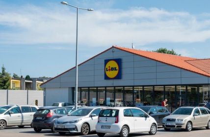 Wachsende Pkw-Zulassungen erhöhen Parkdruck und kosten Supermärkte hohen (Foto: AdobeStock -  Sheviakova - 523404407)